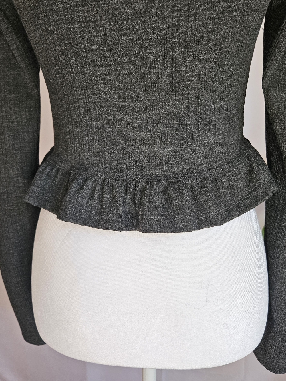 LUSH Charcoal Grey Ruched Front Long Sleeve Crop Top Blouse - Size XS NWT - Picture 5 of 13